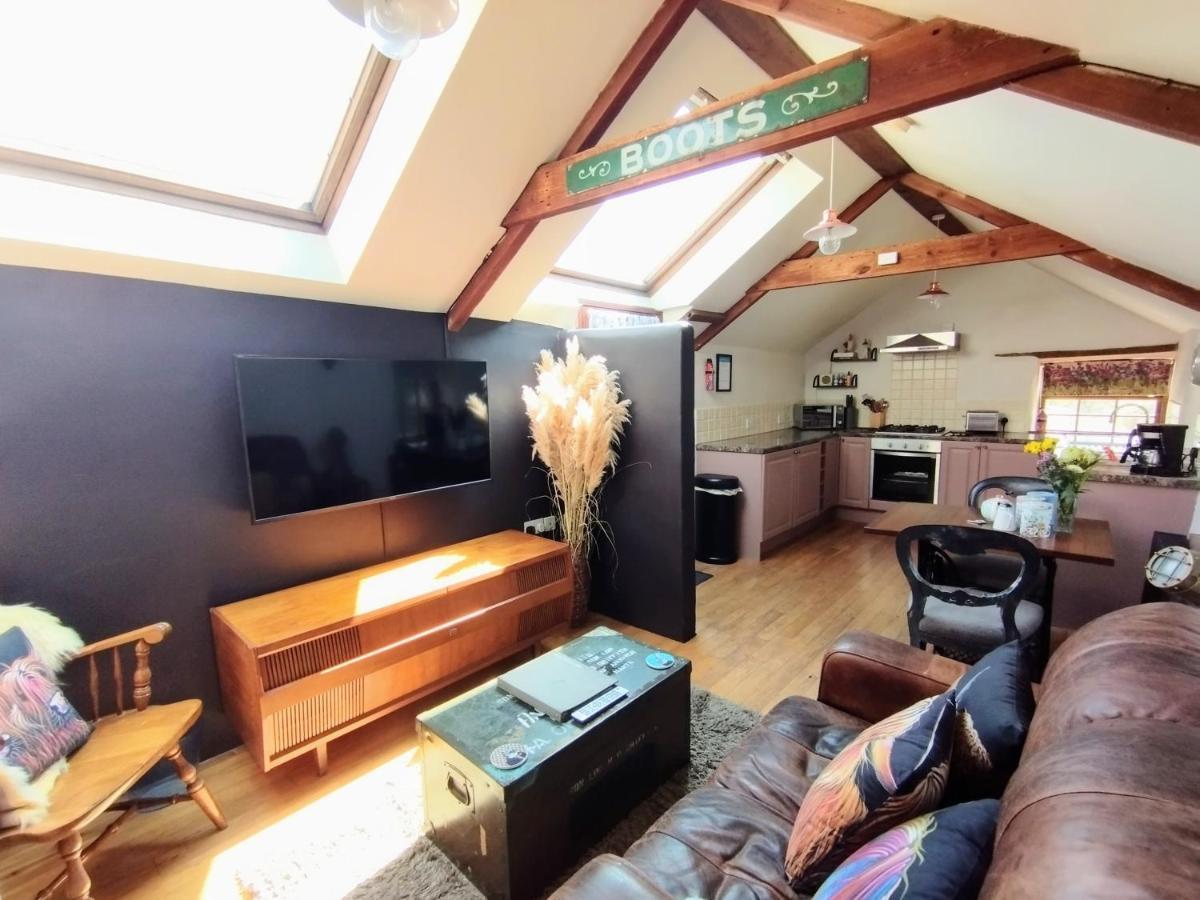Cosy Barn On Rural Smallholding With Alpacas, Goats & Pigs Stithians 외부 사진